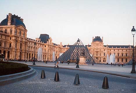 Paríž - Louvre - 0
