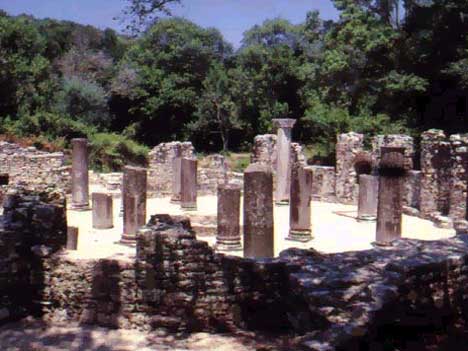 Butrint - Pozostatky gréckeho divadla a chrámu z 3. stor. pred n.l. - 1