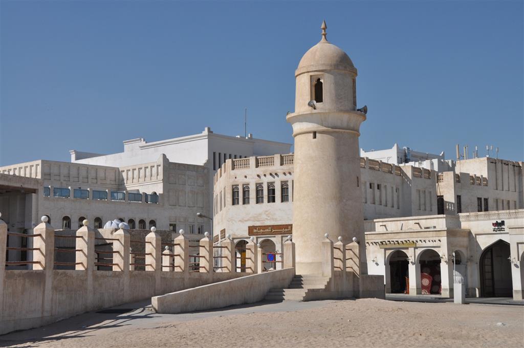Muezíni sa z minaretov mešít ozývajú aj tu. Katar dáva prednosť vzdelaniu a kultúre pred pompou a ma