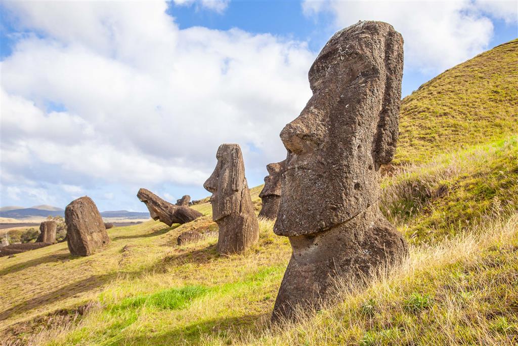 Veľkonočný ostrov, Patagónia a Ohňová zem - Najväčšia záhada ostrova - sochy Moai. foto: Samuel KĹČ – BUBO - 1