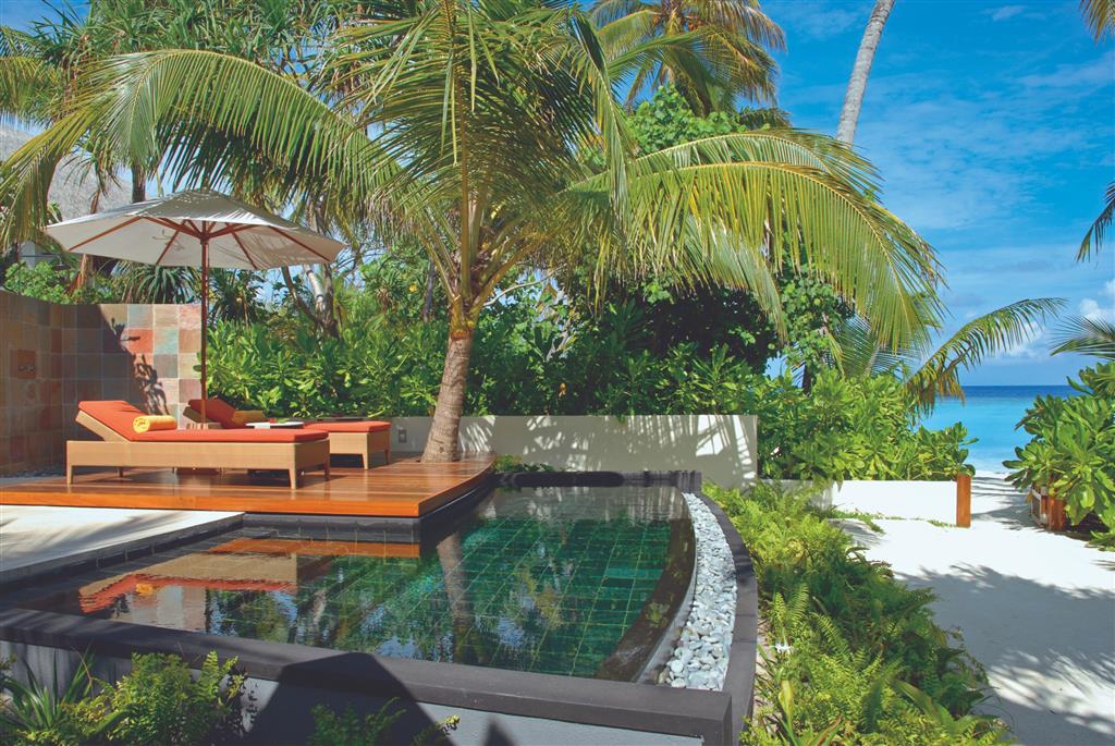 Maldivy - Constance Halaveli 5* - Bazén, pláž a svätý pokoj. Plážové vily majú bazény umiestnené na preskačku. Vpredu, vzadu,vpredu, v - 1
