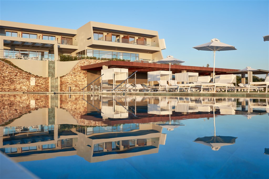 Lesante Blu - Pohľad od bazéna na hotel Lesante Blu Exclusive Beach Resort - 1