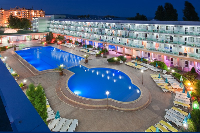 Nočný bazén v hoteli Kotva na Slnečnom pobreží