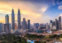 Prílet do hypermodernej Kuala Lumpur. To mesto je rozvinutejšie než Bratislava