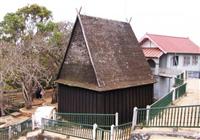 Bývalé kráľovské sídlo kráľov kmeňa Merina v Ambohimanga. Drevená budova je 