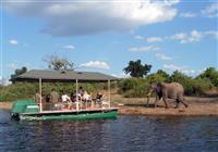 Na rieke Chobe sa robí safari aj z loďky. Pohľad na prírodu je tak úplne iný