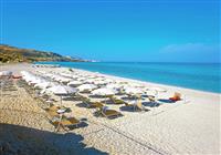 Taliansko - Kalábria - Hotel Residence Sciabache - piesočnatá pláž s ležadlami a slnečníkmi