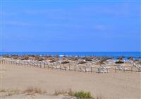 Piesočnatá pláž pred hotelom Melia Beach