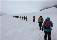Rodina trolov v Škandinávii a Laponsku - Naviazaní na horského vodcu prekonávame prvý ľadovec.
foto: archív BUBO - 4