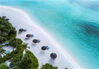 Maldivy - Four Seasons Kuda Huraa - Biely piesok, tyrkys a plážové bungalowy s bazénom. foto: Four Seasons Kuda Huraa - 4
