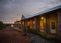 Namíbia - veľký okruh - Hlavný dom Alte Kalkofen lodge je miestom, kde je reštaurácia s terasou, z ktorej sa po zotmení poze - 4