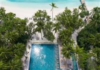 Maldivy - Vakkaru resort - Aj hlavný hotelový bazén je hneď vedľa pláže. - 2