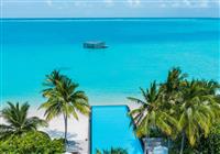 Fairmont Maldives Sirru Fen Fushi - Ikona Fairmontu, dlhý nekonečný bazén tiahnuci sa naprieč rezortom. - 2