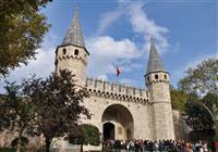 Palác Topkapi bol niekoľko storočí sídlom osmanských sultánov a nazrieme za jeho brány, aby sme obja
