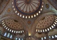 Turecko - orientálna rozprávka - Nádherný interiér Modrej mešity sultána Ahmeta. Patrí k ikonám Istanbulu a jej vnútro vás rozhodne d - 4