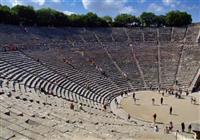 Epidauros má najdokonalejšie grécke divadlo a my si v ňom posedíme, aby sme si na chvíľku vychutnali
