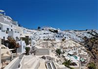 Santorini, Oia a maximum z Grécka - Areál hotela Mystique ľahko rozoznáte podľa pastelových farieb. - 3