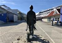 Na hlavnej ulici v Longyearbyene, tu pulzuje život tohto baníckeho mesta. foto: Robert Taraba – BUBO