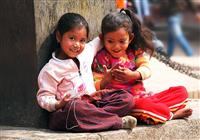 Nepál - ve stínu Himalájí - Deti sedi na ulici Kathmandu - 2