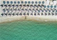 Lehátka a slunečníky na pláži