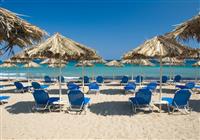 Ležadlá a slnečníky na pláži pred hotelom The Lesante Luxury Hotel & Spa