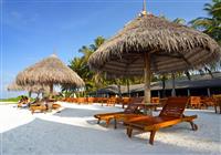 Pláž a slnečníky v Sun Island Resort & Spa