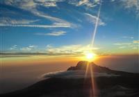 Kilimandžáro a safari v Ngorongoro - Stúpať začíname ešte v noci. Pri východe slnka by sme mali byť niekde v blízkosti Stella Point. Pohľ - 3