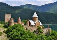 Gruzínsko – cesta za vínom - Ananuri v sebe ukrýva vzácny kláštor a opevnenie. Nádherná poloha pod kaukazskými kopcami, na brehu  - 3