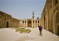 Irak – najexotickejšie sviatky sveta - Ideme ihneď do centra, aby sme navštívili nielen architektonicky úžasnú školu Al-Mustansiriya na ľav - 2