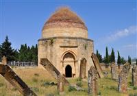 Kaukaz - Nachičevan, Azerbajdžan, Gruzínsko a Arménsko - Niekdajšie hlavné mesto krajiny s najstaršou mešitou Kaukazu a starými hrobkami. foto: Tomáš Kubuš - - 2